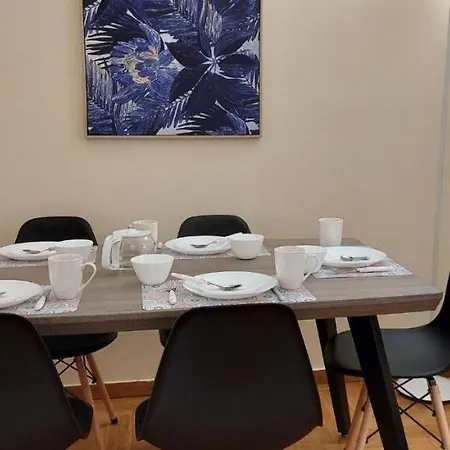 Lobelia Centre -5 Bd, 2.5 Bath Apartment *