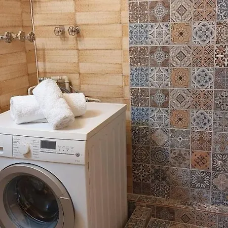Lobelia Centre -5 Bd, 2.5 Bath *