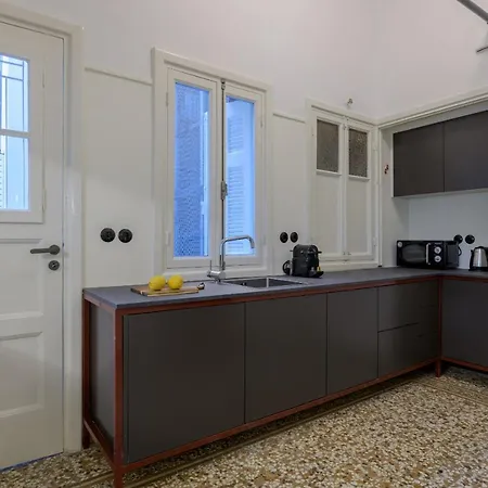 Apartment An Outstanding 3 Bdrm In The Heart Of *