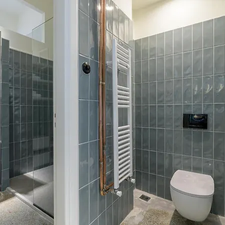 Apartment An Outstanding 3 Bdrm In The Heart Of