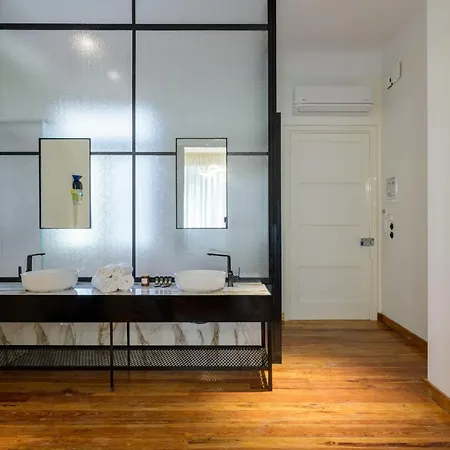 Apartment An Outstanding 3 Bdrm In The Heart Of