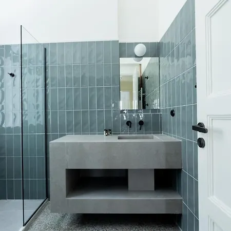 An Outstanding 3 Bdrm In The Heart Of Apartment *