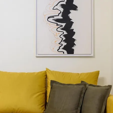 An Outstanding 3 Bdrm In The Heart Of Apartment