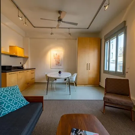 Artistic Spacious Next To Metro Monastiraki 아파트 *