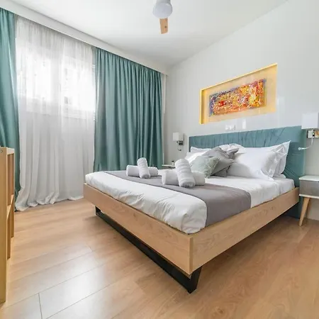 The Hostmaster La Casa Elegante