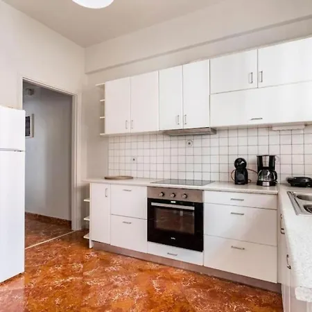 Spacious Renovated Flat In The Riviera Atény