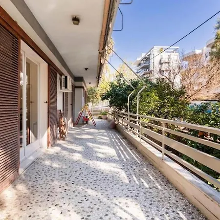 Spacious Renovated Flat In The Riviera Atény