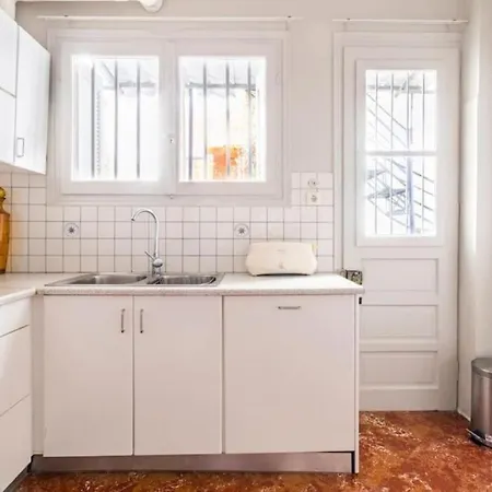 Spacious Renovated Flat In The Riviera Apartmán Atény