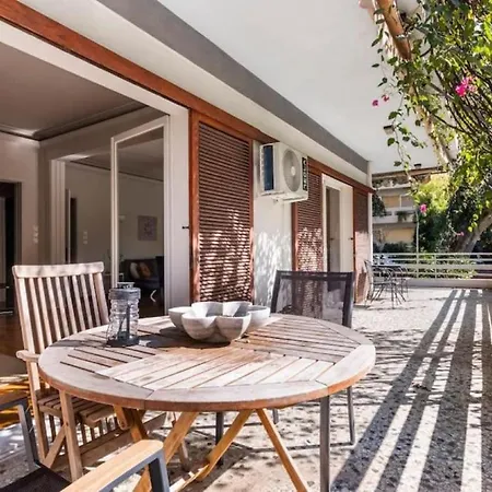 Spacious Renovated Flat In The Riviera Atény