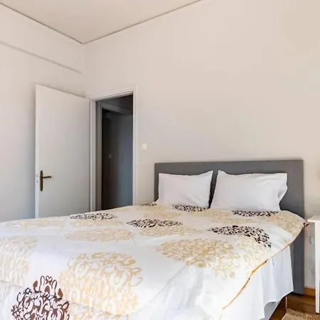 Spacious Renovated Flat In The Riviera *