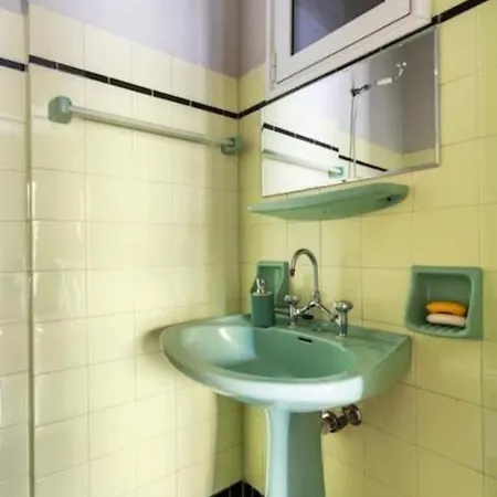 Spacious Renovated Flat In The Riviera Atény