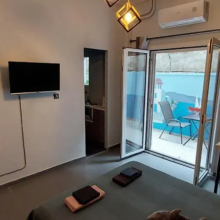 Honeybee 3 - Cozy In The Center Of
