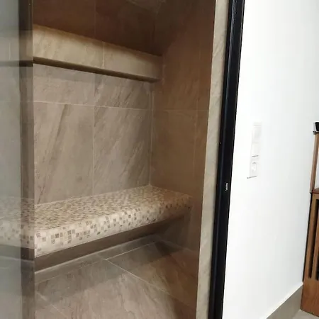 χώρος με επιλεκτική λιτότητα και χαμάμ Διαμέρισμα Αθήνα