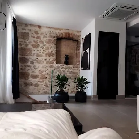Διαμέρισμα χώρος με επιλεκτική λιτότητα και χαμάμ