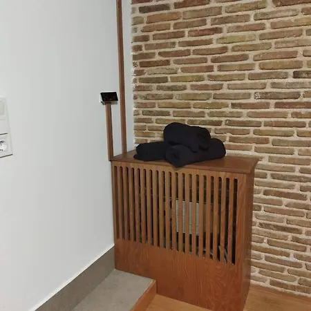 χώρος με επιλεκτική λιτότητα και χαμάμ