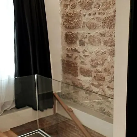 χώρος με επιλεκτική λιτότητα και χαμάμ Διαμέρισμα Αθήνα