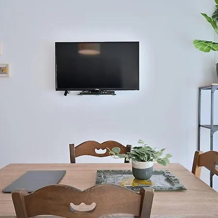 Seabreeze In Palaio Faliro/ Netflix
