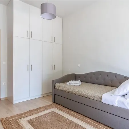 Cozy 2bd Beachfront Escape In The Heart Of Glyfada