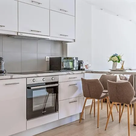 Cozy 2bd Beachfront Escape In The Heart Of Glyfada Athens