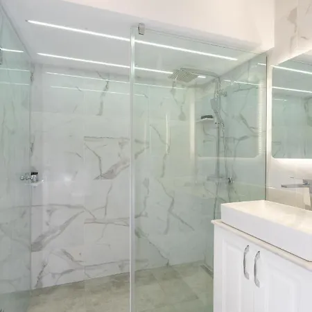 Elegant Oasis 2 Bedroom Near The Marina & The Apartment *