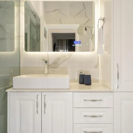 Elegant Oasis 2 Bedroom Near The Marina & The Athens