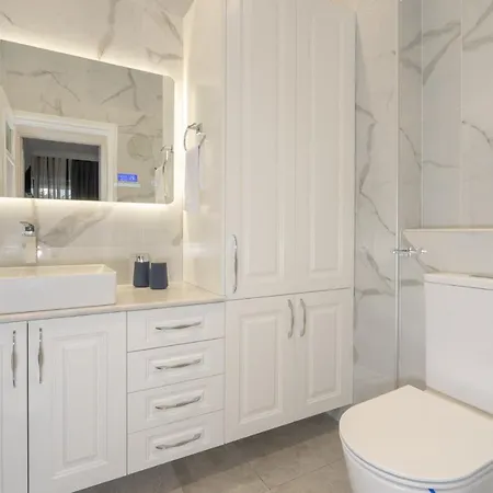 Elegant Oasis 2 Bedroom Near The Marina & The Athens