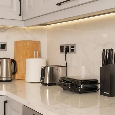 Elegant Oasis 2 Bedroom Near The Marina & The Apartment Athens