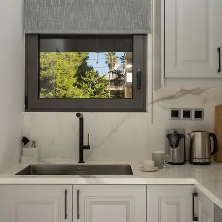 Elegant Oasis 2 Bedroom Near The Marina & The Apartment *