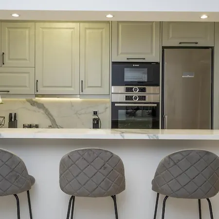 Elegant Oasis 2 Bedroom Near The Marina & The Apartment *