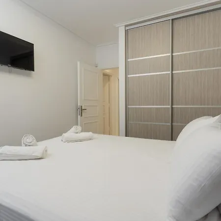 Elegant Oasis 2 Bedroom Near The Marina & The Apartment