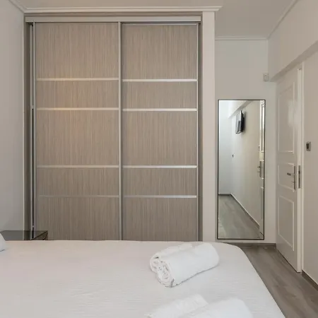 Elegant Oasis 2 Bedroom Near The Marina & The Apartment