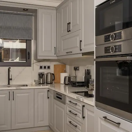 Elegant Oasis 2 Bedroom Near The Marina & The Athens