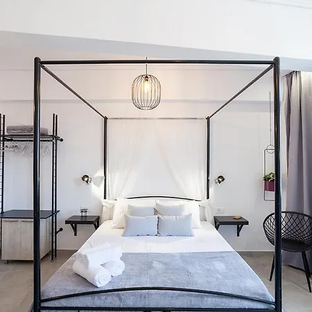 Luxury One Bedroom Aristophanes *