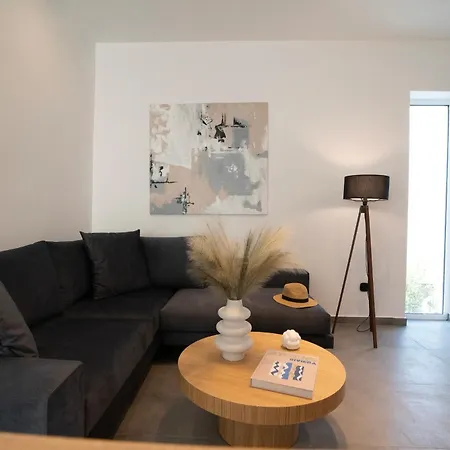 White House Project Vouliagmeni 2 *