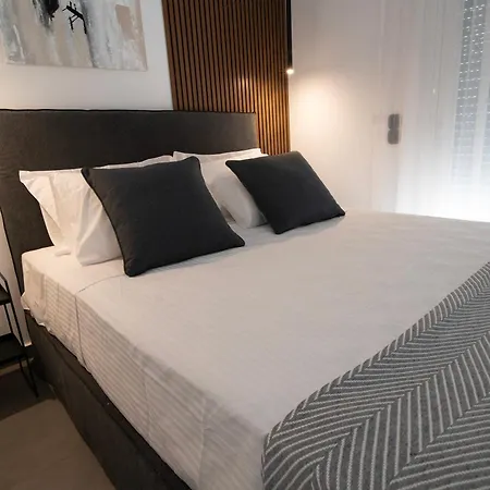 White House Project Vouliagmeni 2 *