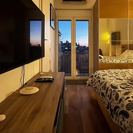 Modern Bright Cozy Top-floor & Terrace.