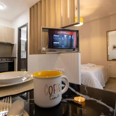 'apolon' Next To Metro Apartment