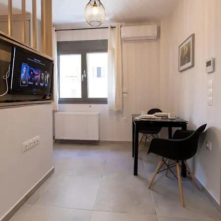 'apolon' Next To Metro Apartment