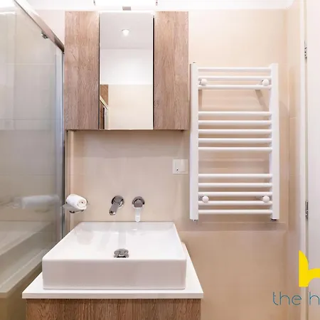 Athenian Sky Retreat: Jacuzzi & Fresh Elegance! Apartment Athens
