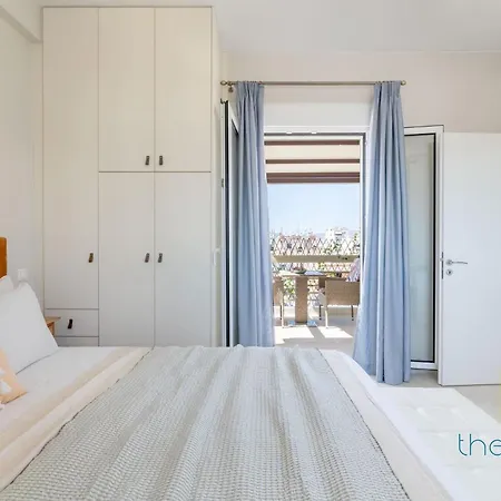 Athenian Sky Retreat: Jacuzzi & Fresh Elegance! * Athens