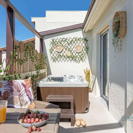 Apartment Athenian Sky Retreat: Jacuzzi & Fresh Elegance! Athens