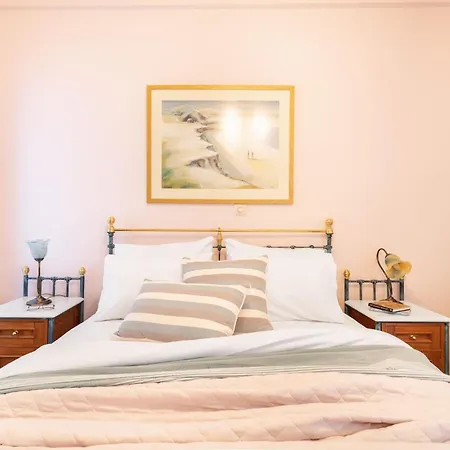 Bright, Calming Retreat With A Balcony Near Metro! *