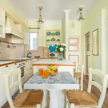 Bright, Calming Retreat With A Balcony Near Metro! * Atény