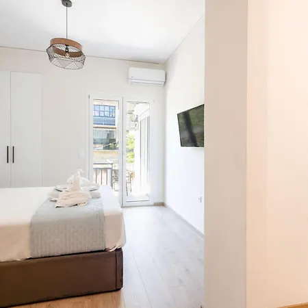 Spacious 3-bedroom Dual In Centre Apartment *