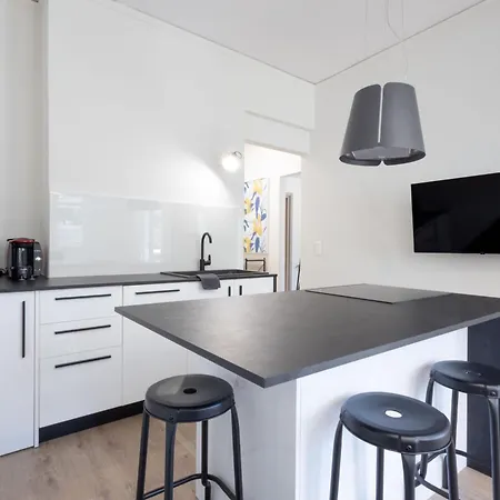 Spacious 3-bedroom Dual In Centre Apartment
