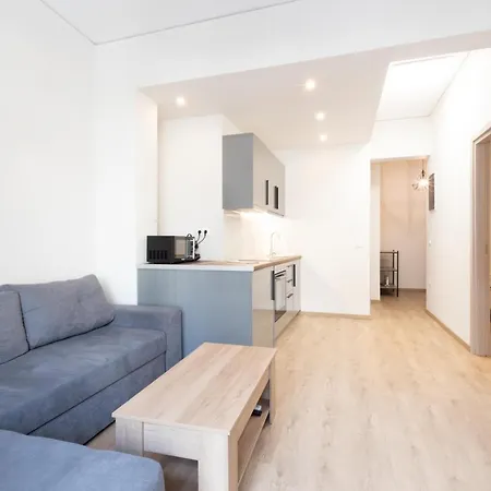 Spacious 3-bedroom Dual In Centre Apartment *