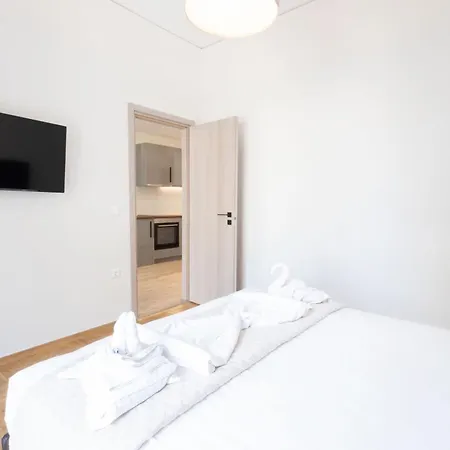 Spacious 3-bedroom Dual In Centre Apartment Athens