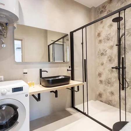 Spacious 3-bedroom Dual In Centre Apartment