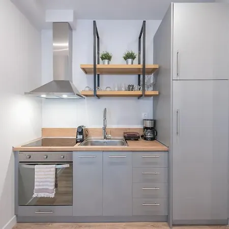 Elegant & Spacious Apartman