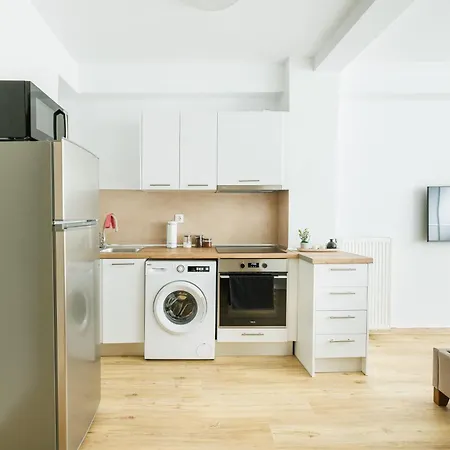 Cute Semi-basement Near Panormou Metro *